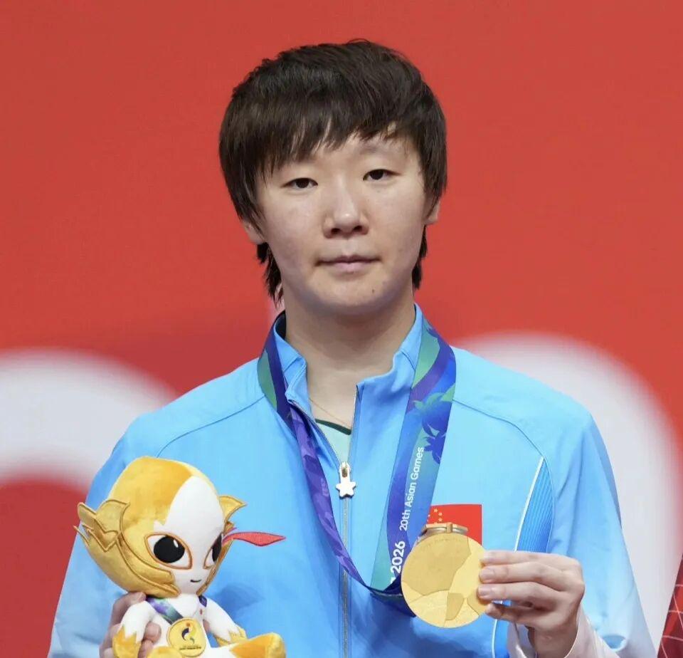 乐冠体育球迷质疑王曼昱团体赛不出力只顾个人赛!邓亚萍:不可能 不符合逻辑!曼昱家乡发贺信拉横幅庆祝亚运三冠王!