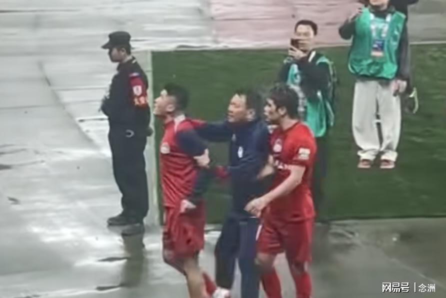 乐冠体育被骂“丢人现眼”！30岁国脚暴怒：冲上去要和球迷对峙 拉都拉不住